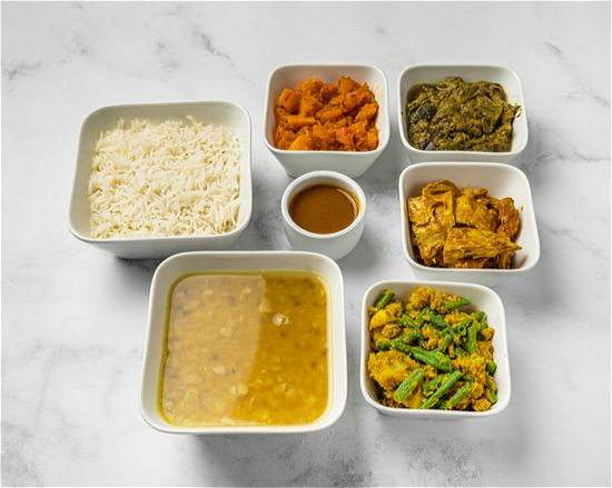 Witte rijst vegan kip in kerrie